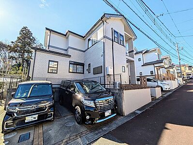 外観：前面道路も公道で広く約6mあり、車庫入れもしやすいです。お車は2台が可能です。（車種による）