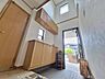 玄関：大きなシュークローゼット付き！窓から明かりが差し込む明るい玄関♪