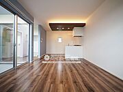 木目のフロアにモダンなアクセントクロスがオシャレ