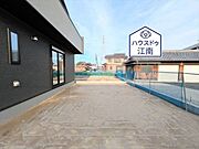 【同社施工例】リビング前に広がるお庭。お好みのグリーンを植えたり、自由に造れる楽しみがあります。