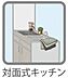 設備：対面キッチンでは、キッチンの正面に遮るものがないため、リビングにいる家族の様子を見ながらお料理の支度が出来ます。