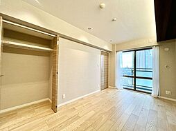 【洋室】6.5帖の南西向き洋室、前面棟が無く暖かい日差しがお部屋に届きます