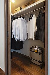 洋服がひと目で選べるWICがございます。大切なお洋服を一目で見渡せる便利さが魅力です(2025年3月撮影)