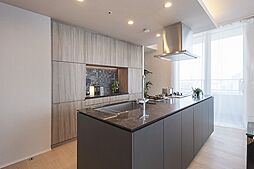 複数人で調理でき、ご家族やご友人とのコミュニケーションを楽しみながら料理ができるアイランドキッチンを採用。家事動線がスムーズで、効率的に家事をこなせます。