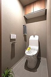 温水洗浄便座付きのトイレです。年間を通して、快適に使うことができます。節水型なので、水の使用量を抑えられ経済的です。手洗いタンク付きで、使用後すぐに手を洗うことができます。