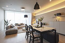 南東向きにつき、暖かい陽光が差し込む約17.8帖のLD。明るく開放的な空間で、ご家族揃って、ゆったりと団欒の時間をお過ごしいただけます。