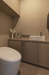 毎日清潔に使用できる、温水洗浄便座付きのトイレ。独立した手洗い器を採用しているので、使用後すぐに手洗いすることができて衛生的です。カウンターにはお好きなインテリアを飾ることができます。