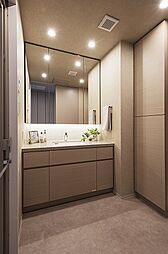 身支度に便利な3面鏡付きの洗面化粧台を設置しています。鏡の裏とボウル下には収納を備えているので、ヘアードライヤーや化粧品類が片付きます。