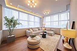 広々としたリビング・ダイニング。大きな窓から陽光が降り注ぐ、開放感たっぷりの空間です。2025年10月に室内リフォーム済みにつき、気持ちよく過ごしていただけます。