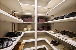 玄関の横には、靴や小物をたっぷりと収納できるシューズインクローゼットが。扉付きなので中が見えず、生活感を隠してすっきりとした玄関を保てそうです。