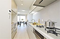 空間を有効活用しやすい、壁付けタイプのシステムキッチン。ディスポーザー・食器洗乾燥機・浄水器搭載で、家事の負担軽減に役立ちます。(2026年1月 システムキッチン交換、カップボード取付 他)