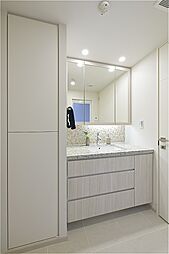 3面鏡付きの洗面化粧台で、朝の身支度もスムーズに行えます。豊富な収納を備えており、リネン類・洗面用具などを収納可能です。(2026年1月 防水パン・洗濯水栓交換 他)