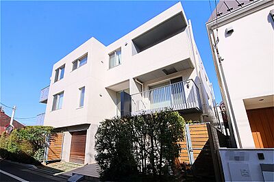 外観：総戸数14戸の低層マンション。東急東横線「祐天寺」駅まで徒歩3分と、お出かけや通勤通学に便利な立地です。2023年8月に大規模修繕工事実施済。床暖房(LD)や浴室乾燥機、複層ガラスが採用されています。