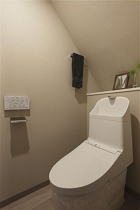 温水洗浄便座付きのトイレです。トイレは各階に設置しており、朝の支度や来客時など忙しい時間帯でもスムーズに利用できます。