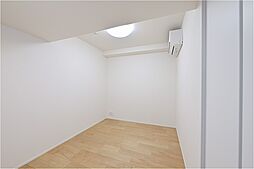 約5.0帖の洋室です。LDKに隣接しており、引き戸を開放し一体利用することで、より広々とした空間に。開放的な住空間で過ごすことができます。