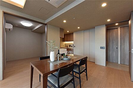 ご家族で長い時間を過ごすLDには、床暖房を設置しています。足元から身体をあたためます。空気が乾燥しにくく、小さなお子様やペットにも優しい設備です。