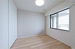約6.3帖の洋室。東向きバルコニーに面した明るい室内です。開き戸のため独立性が高く、主寝室におすすめ。収納は2箇所あり、ご夫婦で使い分けができます。