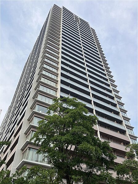 2021年8月築、地上32階建ての免震構造タワーマンションです。JR山手線・京浜東北線「田町」駅まで徒歩8分、都営三田線・浅草線「三田」駅まで徒歩9分など、複数沿線利用可能な立地です。