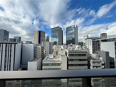 地上9階部分、北西向きバルコニーからの眺望です。晴れた日は青空を望み、リフレッシュできます。※眺望は将来にわたって保証するものではありません。
