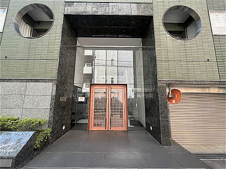 地上4階部分、「1K」の住まい。現況賃貸中のオーナーチェンジ物件です。現行月額賃料は136000円、表面利回りは約3.90%。詳細はお気軽にお問い合わせください。