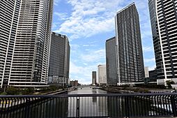 【現地外観写真】2026年2月に一部水回りやエアコン等の交換、クロス貼替え等のリフォーム済です。朝潮運河ビューを楽しめるマンションです。