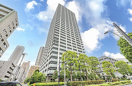 【外観写真】地下2階付き地上32階建て、総戸数387戸の大規模タワーレジデンス。都営大江戸線/東京メトロ有楽町線「月島」駅まで徒歩3分と、通勤・通学・お出かけに便利な立地です。