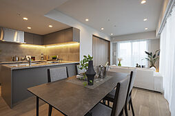 【LD/約13.5帖】LDは北西と北東の2面採光。それぞれの窓がバルコニーに面した開放的な空間です。ゆったりご家族でお寛ぎいただけます。