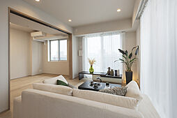 【LD/約13.5帖】LDには約6.3帖の洋室が隣接しており、引き戸を開けて続き間としても利用可能。ライフスタイルに応じて活用できます。