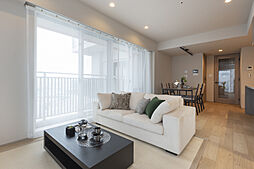 【LD/約13.5帖】足元からお部屋全体を温める、床暖房を搭載しています。空気が乾燥しにくく、お子様やペットにも優しい設備です。