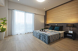 【洋室/約11.0帖】ベッドを置いてもゆとりがあり、主寝室におすすめの洋室。2面採光の明るい空間です。掃き出し窓からバルコニーに出入りできます。