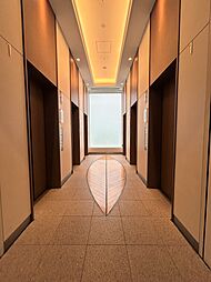 【エレベーターホール】ホテルライクな空間。エレベーターを複数基設けているので、待ち時間が少なく済みそうです。