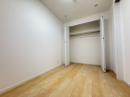 【約5.1帖洋室】枕棚とハンガーパイプ付きのクローゼットが設けられています。お気に入りのお洋服を畳まずに収納可能。枕棚の上にはシーズンオフの衣類や小物なども収納できます。