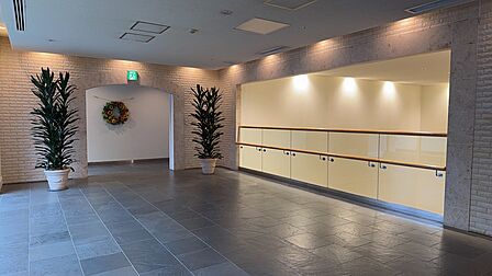 【エントランスホール】管理が行き届き、清潔感があります。管理会社は大和地所コミュニティライフ(株)、管理形態は日勤です。