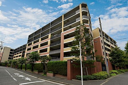 【グレーシア横濱ベイ】横浜市営バス「小港橋」停まで徒歩3分、みなとみらい線「元町・中華街」駅までバス乗車10分。スーパーやコンビニが徒歩圏内に揃う暮らしやすい住環境です。
