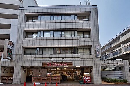 【現地外観写真】JR東海道線・京浜東北線・南武線「川崎」駅まで徒歩6分など、2駅4路線を利用可能。コンビニ・スーパーが徒歩2分圏内に位置する、利便性の高い立地です。