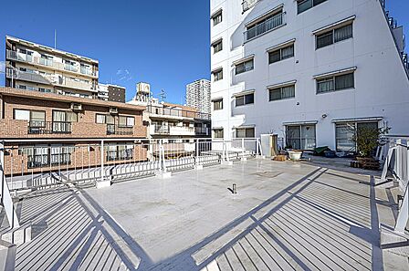 【ルーフバルコニー】地上10階建の4階部分で、暖かい陽光が降り注ぎます。テーブルセットを置いてお茶や読書を楽しむなど、ライフスタイルに応じて有効活用できそうです。