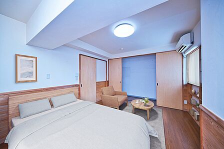【洋室/約11.3帖】お部屋の南側に、壁一面の収納スペースが確保されています。※CG加工処理で家具等を配置したものです。家具等は販売価格に含まれず、現状有姿でのお取引となります。