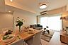 リビング/ダイニング：【LDK/約15.5帖】SRC造地上15階建マンション。2026年5月室内リフォーム済みのため、気持ちよく新生活をスタートしていただけます。※家具・調度品は販売対象外です。