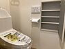 トイレ：【トイレ】壁面に収納スペースが備わっており、掃除道具・トイレットペーパーなどの収納に便利です。操作リモコンが壁付けのため、スムーズに操作ができます。
