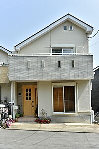外観:【現地外観写真】シンプルな外観デザインで、周囲の街並みにも調和する落ち着いた雰囲気の住まいです。南西向きのため陽当りが良く、明るさを感じながら快適に過ごせます。 外観:【現地外観写真】シンプルな外観デザインで、周囲の街並みにも調和する落ち着いた雰囲気の住まいです。南西向きのため陽当りが良く、明るさを感じながら快適に過ごせます。