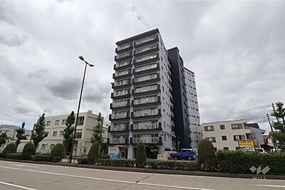 外観：都ハイツの遠景。周辺は住宅の他、店舗や事務所などが混在する街です。