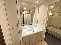 大きな鏡のある洗面台。造作の収納も充実しています。