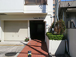 エントランス側は人通りも少なく、落ち着いた周辺環境です。