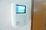 訪問者に室内から応対できるインターホン。