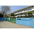 小学校「野田市立柳沢小学校まで928m」