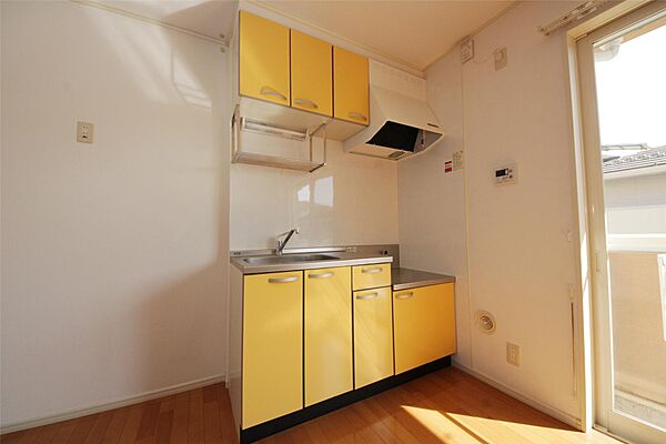 画像11:ポップな黄色いキッチン♪