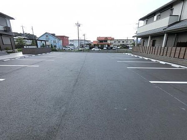 画像22:路面は舗装されていて車にも優しい駐車場です☆