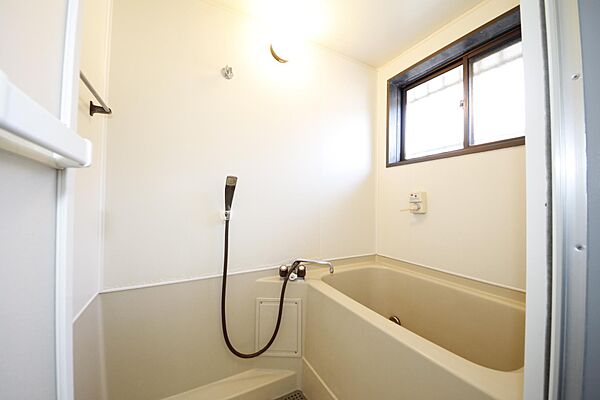 画像11:浴室にも窓があり換気ができて清潔に保てます◎