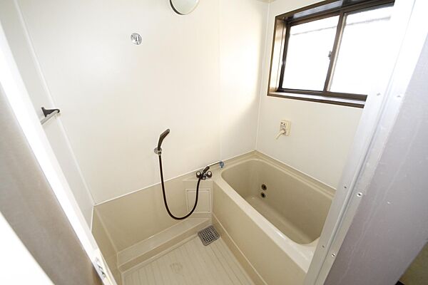 画像11:浴室にも窓があり換気ができて清潔に保てます◎