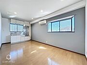 出窓のあるLDK！アクセントクロスが素敵です（＾＾）
